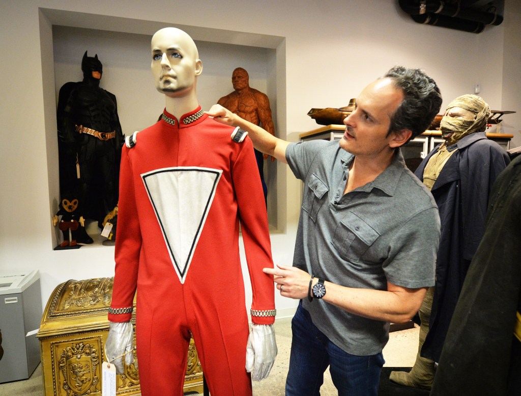 O leiloeiro Brian Chanes com o traje espacial do personagem 'Mork' vivido por Robin Williams na década de 1970 na comédia 'Mork e Mindy', que será leiloado no próximo mês na Califórnia