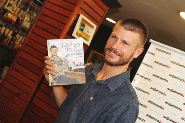 Rodrigo Hilbert lança o livro Tempero de Família na livraria Argumento, no Leblon