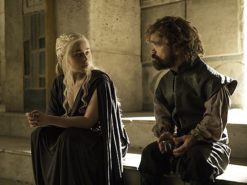 Daenerys (Emilia Clarke) e Tyrion (Peter Dinklage), em cena do episódio 'Winds of Winter' (Ventos do Inverno, tradução livre), da série Game Of Thrones