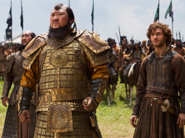 Daulet Abdigaparov, Benedict Wong e Lorenzo Richelmy em cena de Marco Polo, a nova série do serviço de streaming Netflix <br>