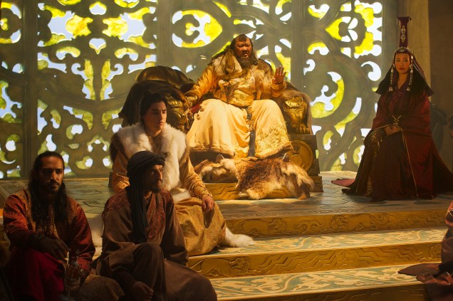 (da esquerda para a direita) Mahesh Jadu; Amr Waked; Remy Hii; Benedict Wong e Joan Chen em cena de Marco Polo