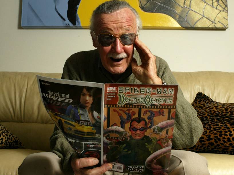 Criador de diversos personagens da Marvel, Stan Lee posa em seu escritório, em Beverly Hills, Califórnia, em 2004 Criador de diversos personagens da Marvel, Stan Lee posa em seu escritório, em Beverly Hills, Califórnia, em 2004
