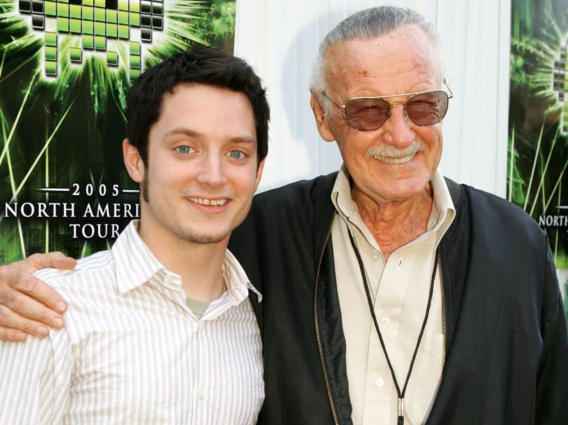 Stan Lee ao lado do ator Elijah Wood, no evento Video Game Live, que aconteceu em 2005, em Hollywood Stan Lee ao lado do ator Elijah Wood, no evento Video Game Live, que aconteceu em 2005, em Hollywood