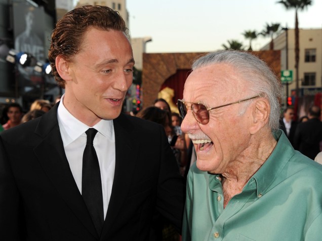 Escritor Stan Lee e ator Tom Hiddleston são fotografados na estreia do filme Thor, da Marvel, em 2011