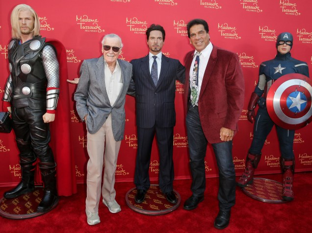 Stan Lee ao lado de personagens criadas ao longo de sua carreira, recriadas no Museu de cera Madame Tussauds, em Hollywood