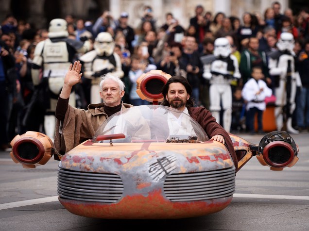 Em Milão, fãs se vestiram dos personagens Obi Wan Kenobi e Anakin Skywalker