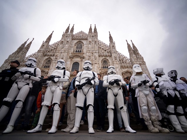 Fãs vestidos de soldados imperiais posam para foto em frente à catedral de Milão durante o Star Wars Day