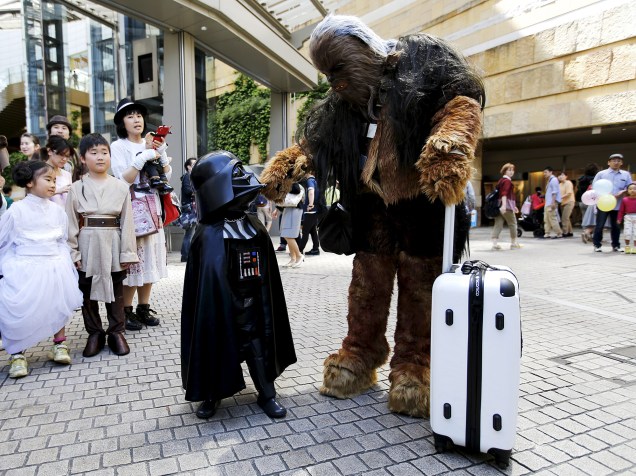 Fãs com roupas dos personagens Chewbacca e Darth Vader participam do Star Wars Day em Tóquio