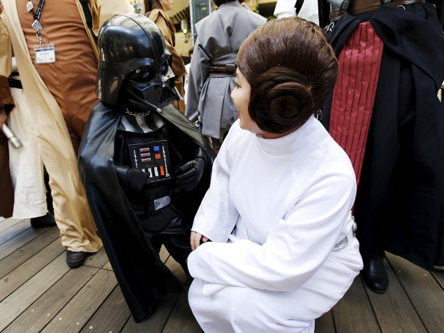 Fãs com roupas dos personagens Darth Vader e da Princesa Leia participam do Star Wars Day em Tóquio