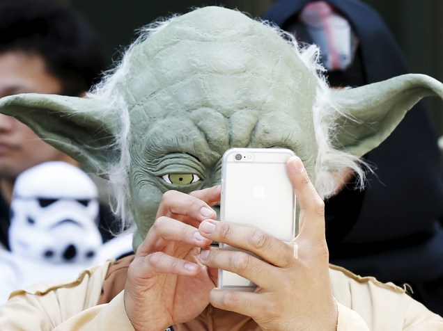 Fã caracterizado do personagem mestre Yoda faz uma selfie durante o Star Wars Day em Tóquio