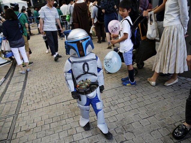 Fã vestido como o personagem Jango Fett participa Star Wars Day em Tóquio
