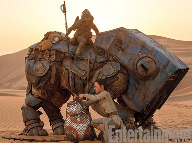 Rey (Daisy Ridley) se encontra com o robô BB-8, e liberta o companheiro de uma rede