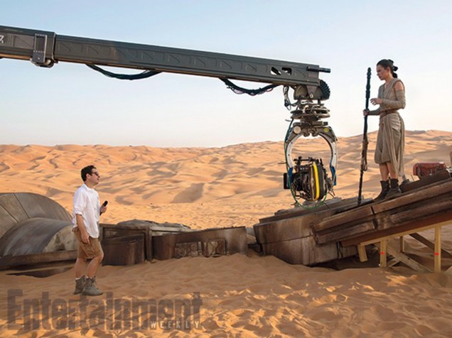 Diretor J. J. Abrams e a atriz Daisy Ridley nos bastidores das filmagens de Star Wars: Episódio VII - O Despertar da Força