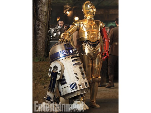 R2-D2 ao lado de C-3PO (interpretado por Anthony Daniels), que aparece com um braço vermelho
