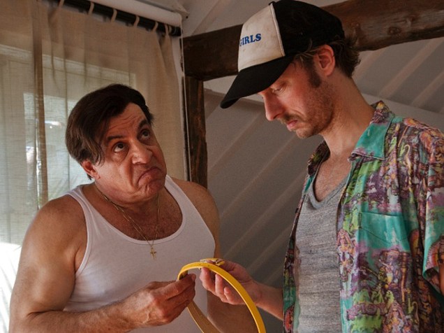 Frank Tagliano (Steven Van Zandt) e Torgeir (Trond Fausa), na terceira temporada da série Lilyhammer, que teve episódios gravados no Rio de Janeiro