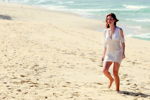 A atriz Marina Ruy Barbosa grava cenas da novela Império, na praia da Reserva, no Rio de Janeiro