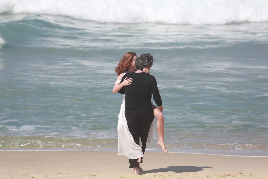 Alexandre Nero e Marina Ruy Barbosa gravam cenas da novela Império, na praia da Reserva, no Rio de Janeiro