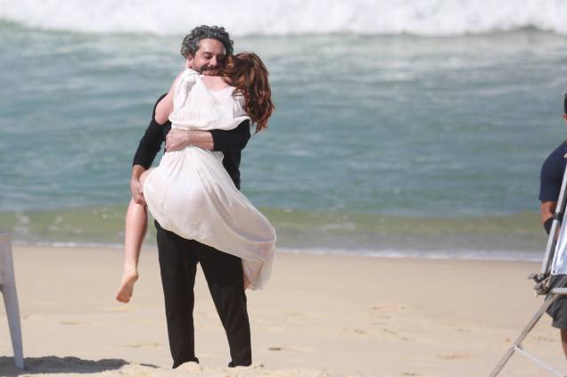 Alexandre Nero e Marina Ruy Barbosa gravam cenas da novela Império, na praia da Reserva, no Rio de Janeiro