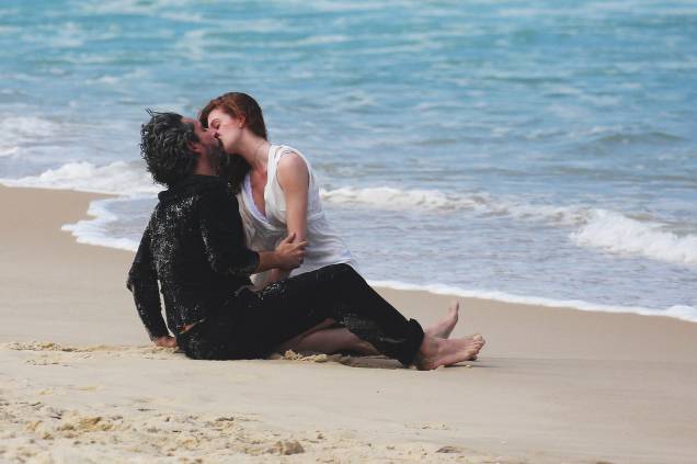 Alexandre Nero e Marina Ruy Barbosa gravam cenas da novela Império, na praia da Reserva, no Rio de Janeiro