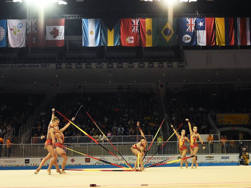 A equipe feminina de Ginástica Rítmica no primeiro de competição em Toronto