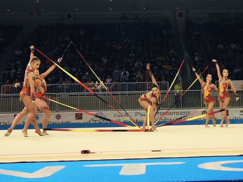 A equipe feminina de Ginástica Rítmica no primeiro de competição em Toronto