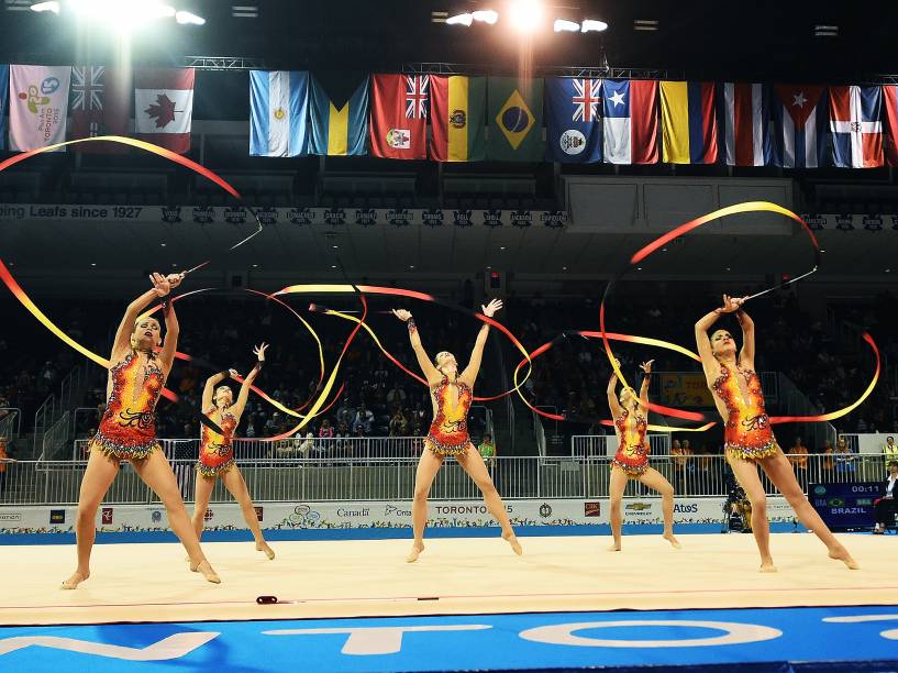 A equipe feminina de Ginástica Rítmica no primeiro de competição em Toronto