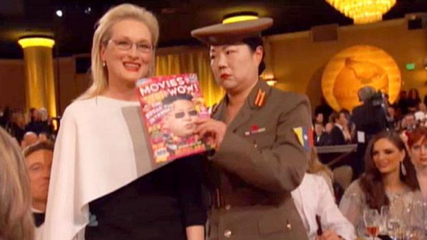 Uma mulher vestida como militar tira uma foto com a Meryl Streep, em nova alfinetada na Coreia do Norte no Globo de Ouro 2015
