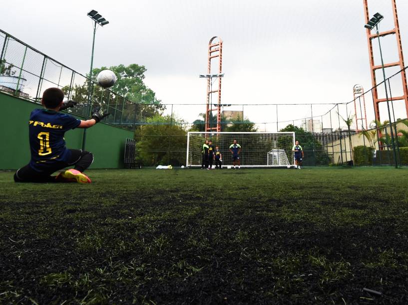 Alunos treinam na Fechando o Gol, escolinha de goleiros de Zetti na zona sul de São Paulo