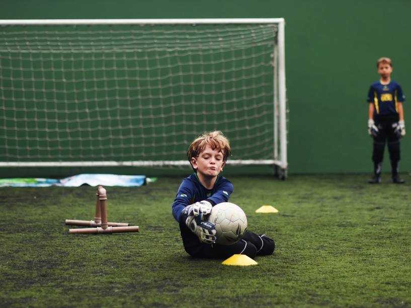 Alunos treinam na Fechando o Gol, escolinha de goleiros de Zetti na zona sul de São Paulo