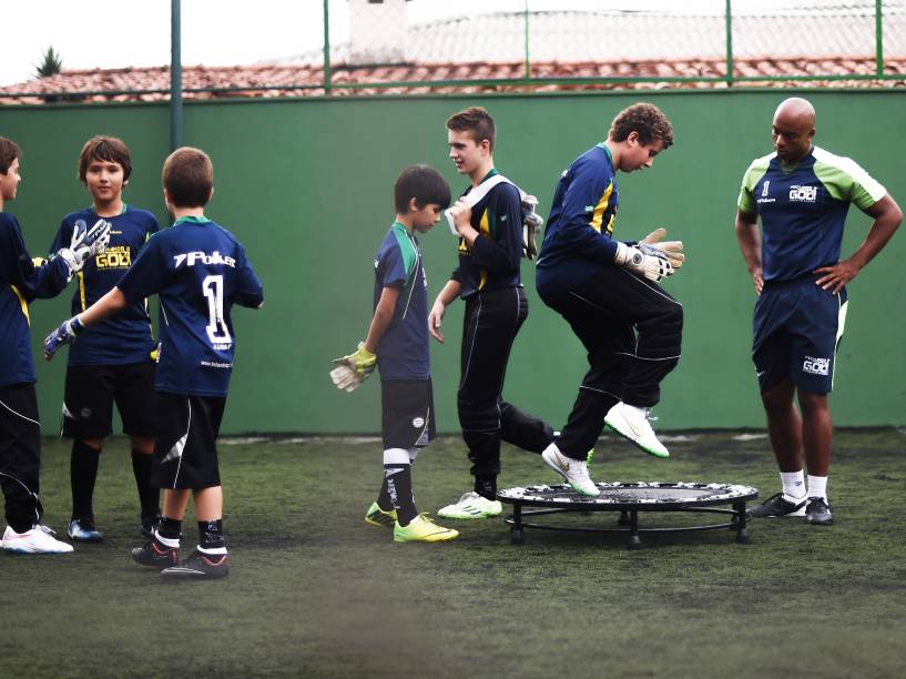 Alunos treinam na Fechando o Gol, escolinha de goleiros de Zetti na zona sul de São Paulo