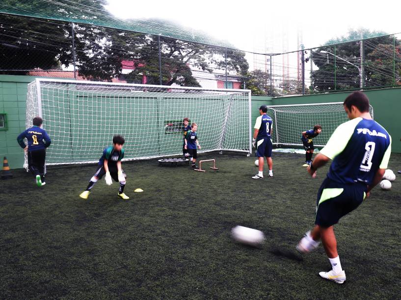 Alunos treinam na Fechando o Gol, escolinha de goleiros de Zetti na zona sul de São Paulo