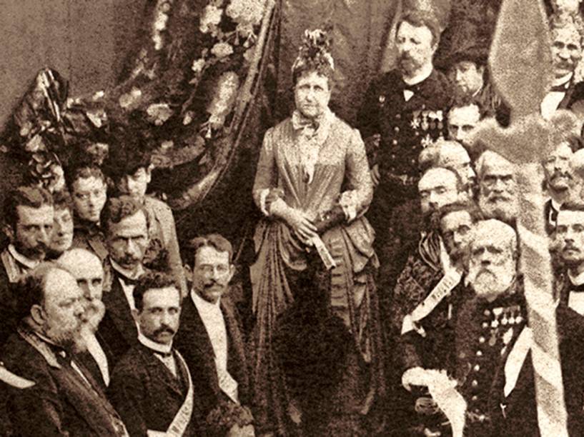 Detalhe da Missa Campal de Ação de Graças em homenagem à abolição da escravatura realizada no dia 17 de maio de 1888, no Campo de São Cristóvão, no Rio. Na imagem aparecem princesa Isabel, conde D Eu (ao fundo), Machado de Assis (no canto direito, o segundo de baixo para cima)
