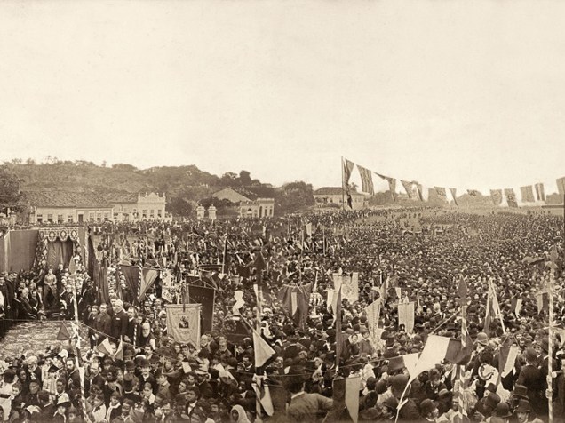A imagem original feita por Antonio Luiz Ferreira da Missa Campal de Ação de Graças em homenagem à abolição da escravatura realizada no dia 17 de maio de 1888, no Campo de São Cristóvão, no Rio