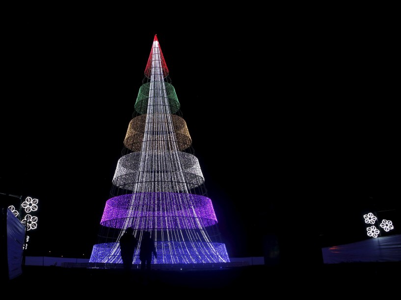 Público observa uma enorme árvore de Natal iluminada no Parque Simon Bolivar, em Bogotá, na Colômbia