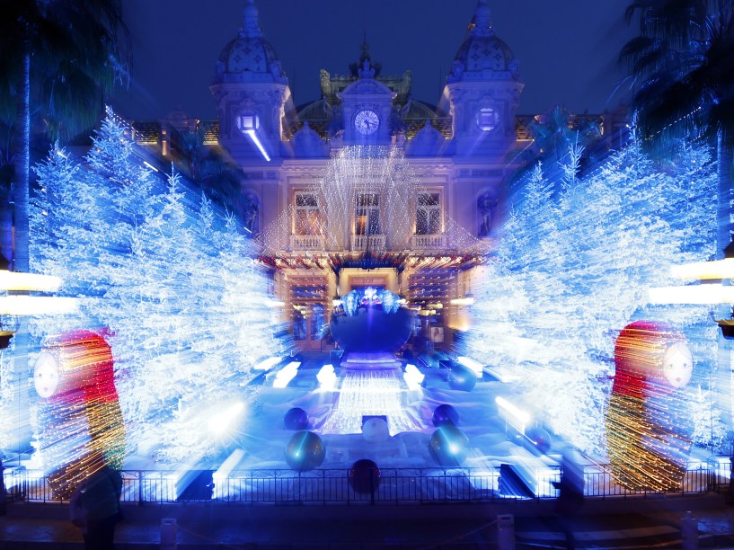 Cassino Monte Carlo em Mônaco recebe iluminação e decoração especial de Natal