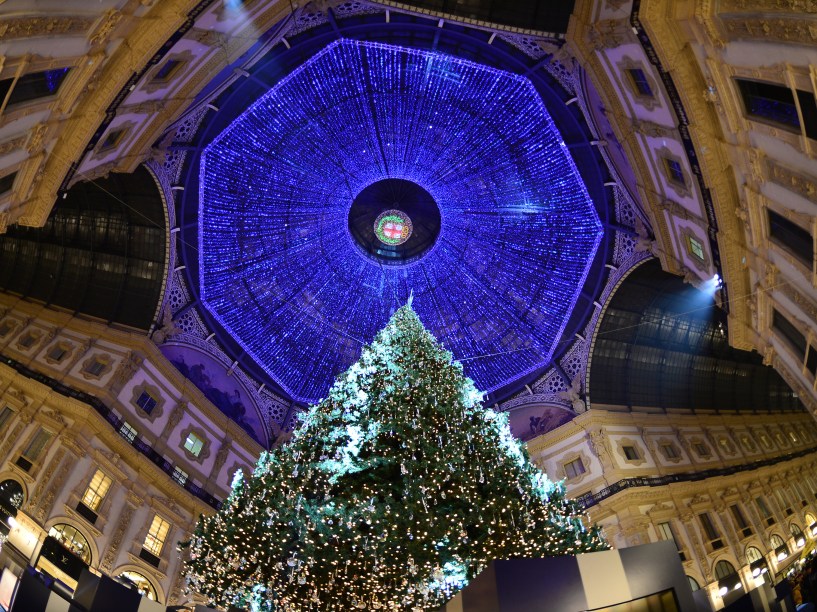 Àrvore de Natal é a atração da galeria Vittorio Emanuele em Milão, na Itália