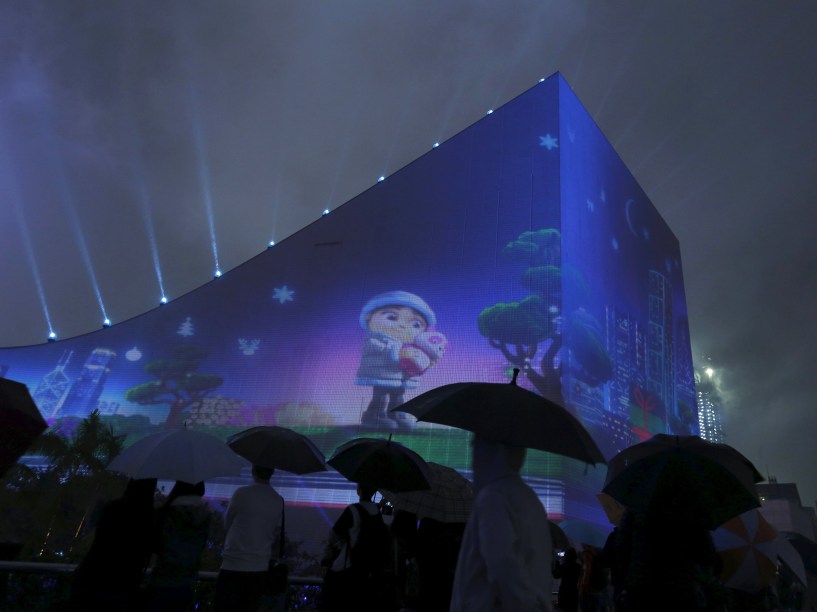 Animação temática de Natal é projetada na fachada do Centro Cultural de Hong Kong, em Hong Kong