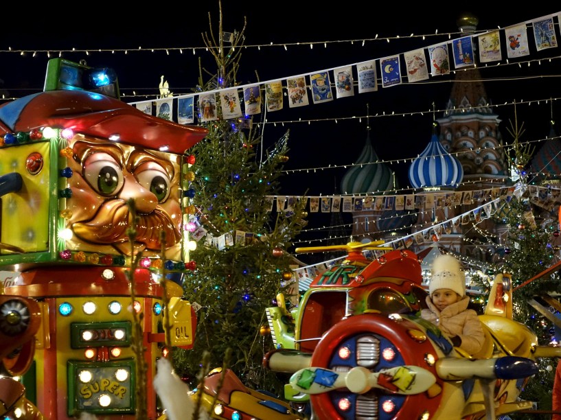 Criança se diverte em uma feira temática de Natal na Praça Vermelha em Moscou, na Rússia