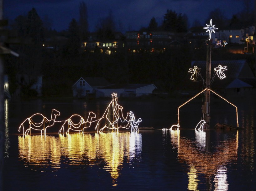 Cena do nascimento de Jesus é retratada nas águas do rio Snoqualmie em Duvall, Washington (EUA)