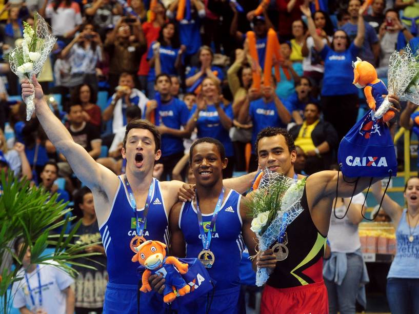  Os ginastas brasileiros Angelo Assumpção e Diego Hypolito comemoram o primeiro e terceiro lugar, respectivamente, na prova de Salto na Copa do Mundo de Ginastica Artística