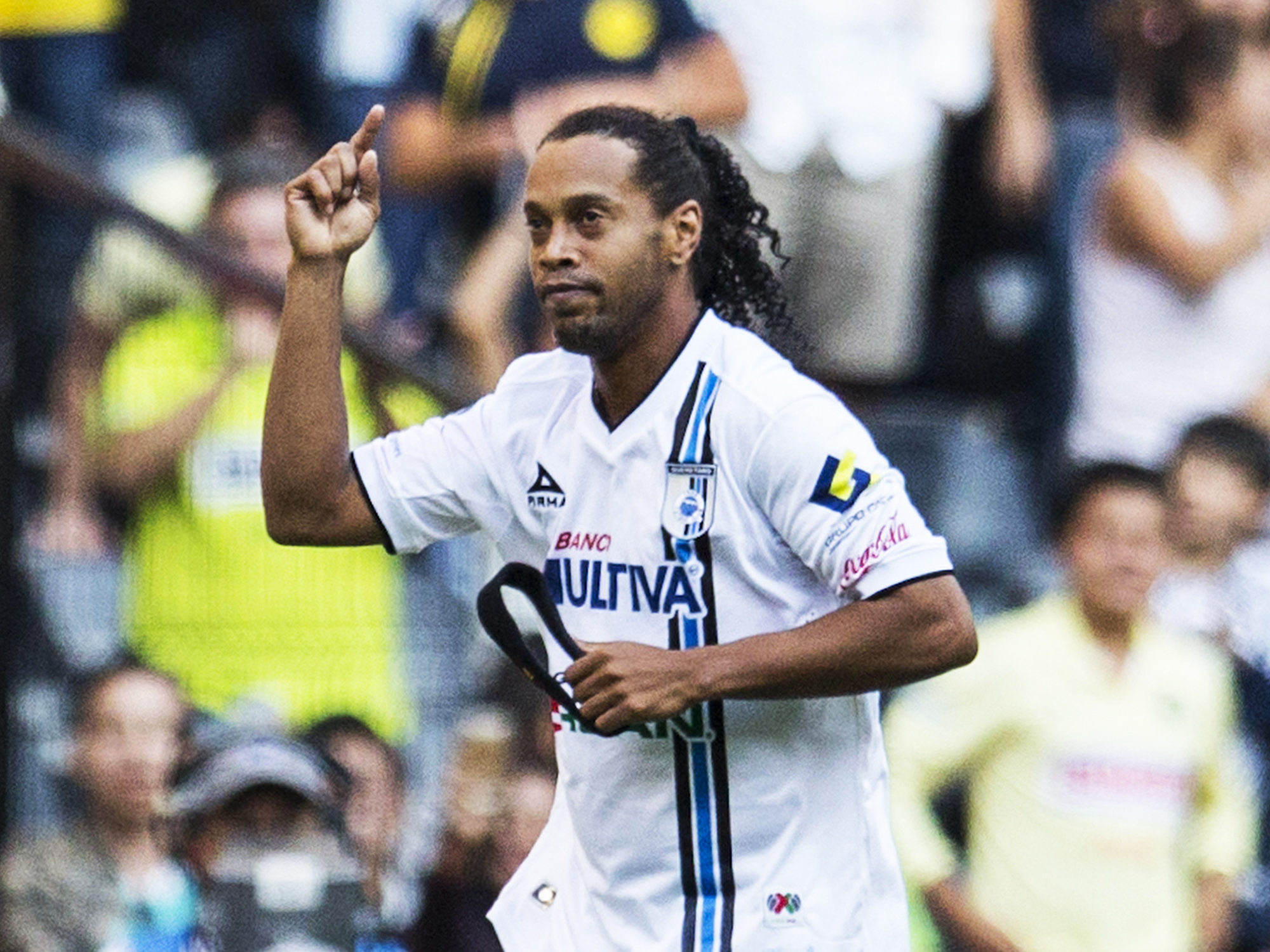 Ronaldinho comemora gol do Querétaro