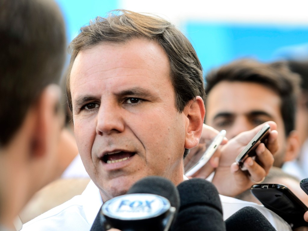 O prefeito do Rio de Janeiro, Eduardo Paes (PMDB), alertou ao Comitê Olímpico Internacional (COI) que há o risco alto das obras da Linha 4 do metrô não ficarem prontas até as Olimpíadas