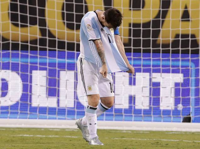 Lionel Messi lamenta por perder pênalti para a seleção da Argentina contra o Chile, pela Copa América - 26/06/2016