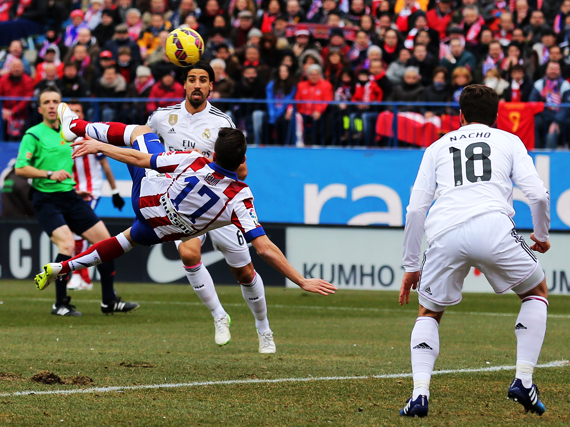 Camisa 17 do Atlético de Madrid, Saul Niguez, marca gol de bicicleta durante partida contra o time do Real Madrid pela Liga Espanhola