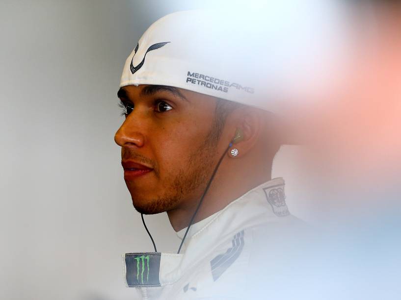 Lewis Hamilton nos boxes da Mercedes, durante treino livre para a etapa final da temporada de Fórmula 1 no Grande Prêmio de Abu Dhabi