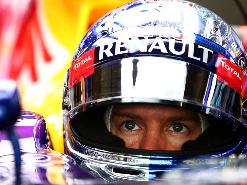 Sebatian Vettel nos boxes da Red Bull, durante treino livre para Grande Prêmio de Abu Dhabi. O alemão correrá pela Ferrari na próxima temporada