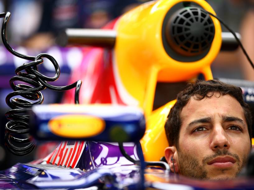 Daniel Ricciardo nos boxes da Red Bull, durante treino livre para Grande Prêmio de Abu Dhabi