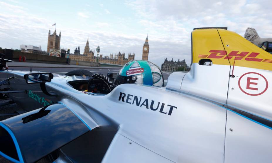 Carros da Formula E durante exibição em Londres