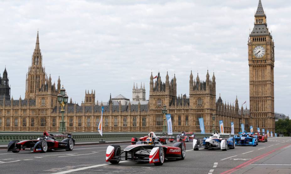 Carros da Formula E durante exibição em Londres