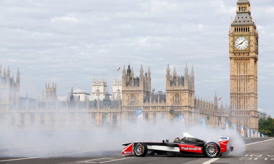 Carros da Formula E durante exibição em Londres